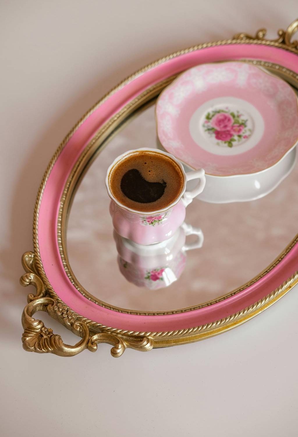 Les tendances déco 2025 autour des plateaux décoratifs